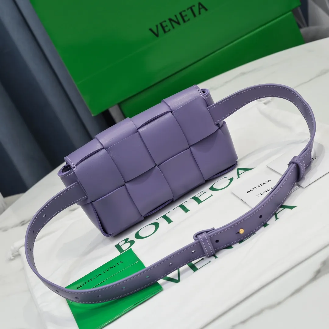 #𝐓𝐇𝐄 𝐁𝐄𝐋𝐓 𝐂𝐀𝐒𝐒𝐄𝐓𝐓𝐄 Checkered waist bag🔻 The hot cassette has a new style. The lambskin material is very light and has the same high-grade touch as always. It can be used as a handbag, waist bag, crossbody, or shoulder bag. Small and exquisite but very easy to use, it is stress-free to install iPhone plus, 💄lipstick 🕶️sunglasses! It continues the square shape of the cassette bag and does not deform after loading. It has a very concave shape! 【6815#】 Size: 17.5*9.5*5cm